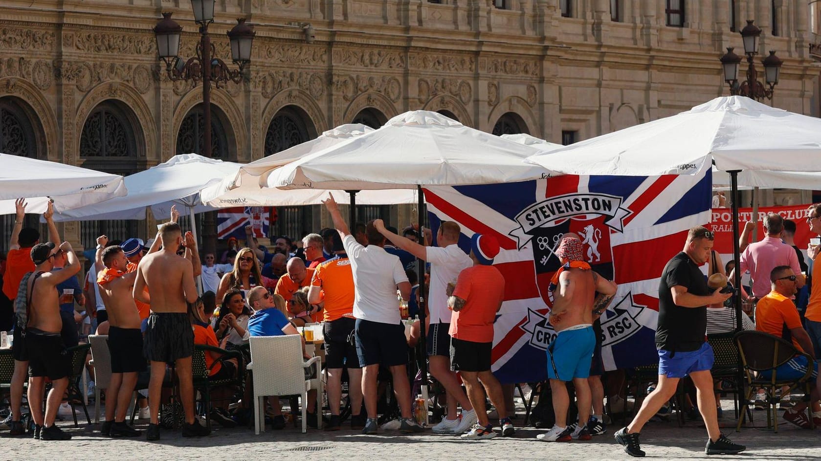 Finale in Sevilla: Die Schotten überfluten Sevillas Plätze.