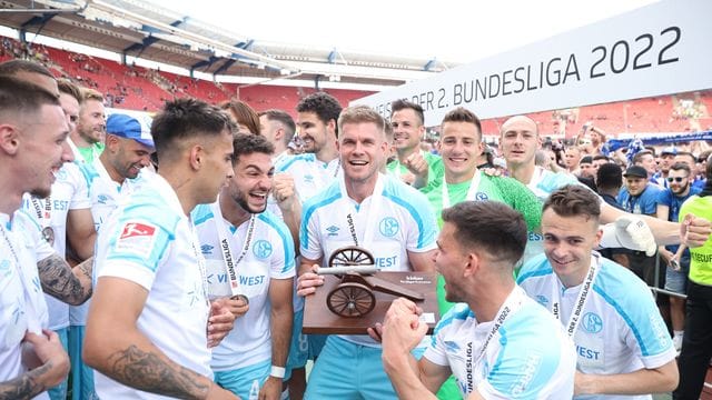 Simon Terodde (M) schoss seine Schalker mit 30 Toren zurück in die Bundesliga.