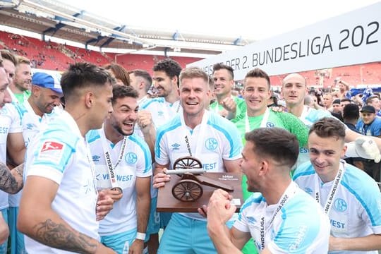 Simon Terodde (M) schoss seine Schalker mit 30 Toren zurück in die Bundesliga.