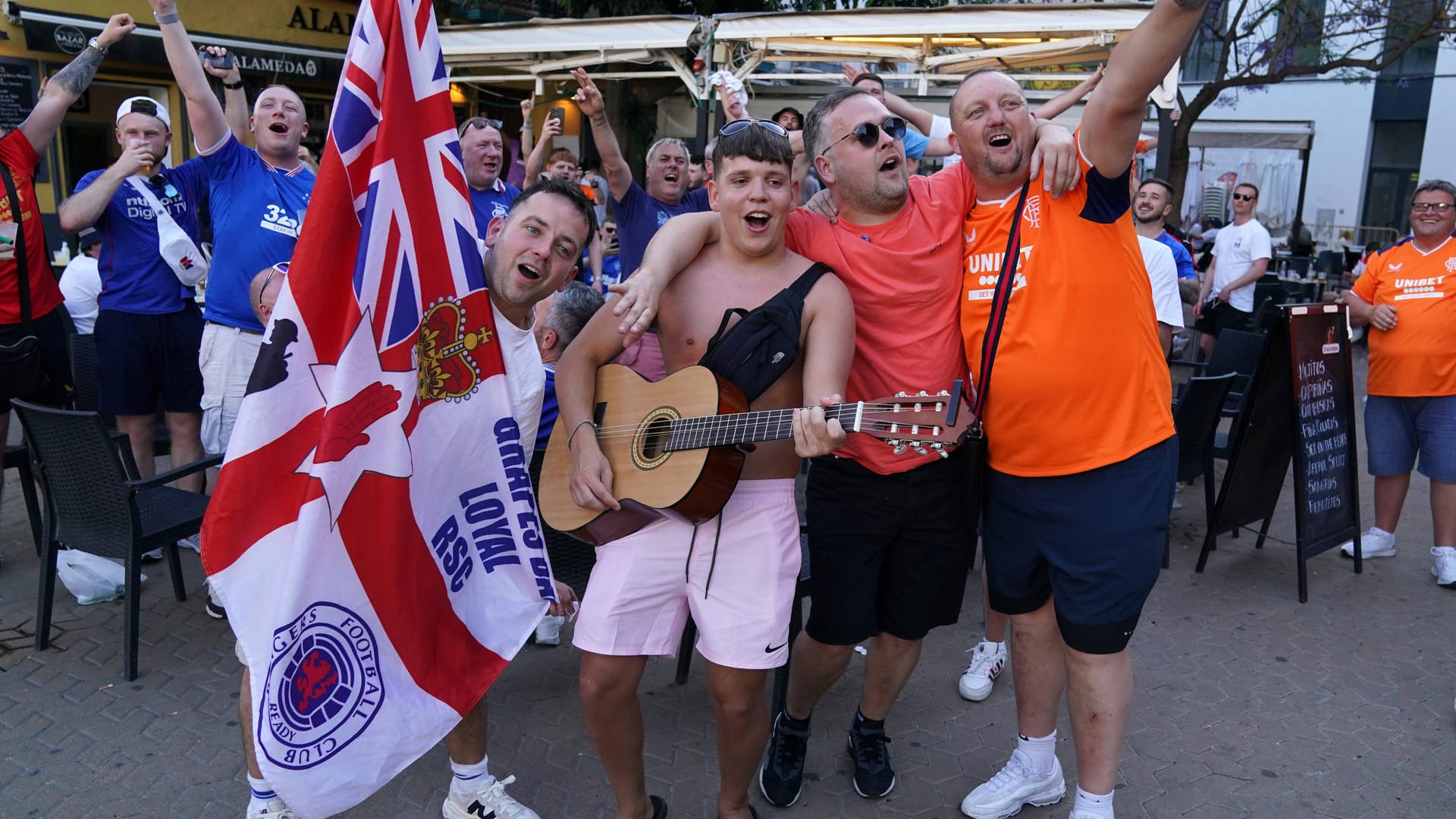 Schätzungsweise gut 100.000 Rangers-Fans sollen sich auf den Weg nach Sevilla gemacht haben – und bevölkerten die Stadt.