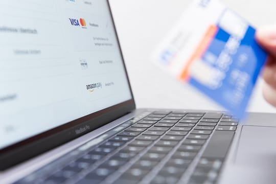 Mehr Durchblick bei Onlineshopping und Vertragsabschlüssen im Netz versprechen die neuen Regeln, die vom 28.