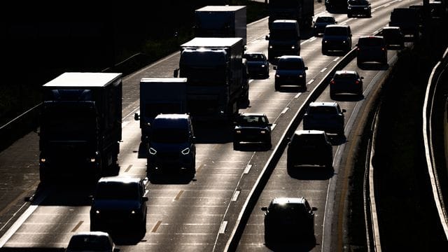 Auf zwei Autobahnen in Baden-Württemberg müssen Autofahrer am Wochenende wegen Sperrungen deutlich mehr Geduld mitbringen.