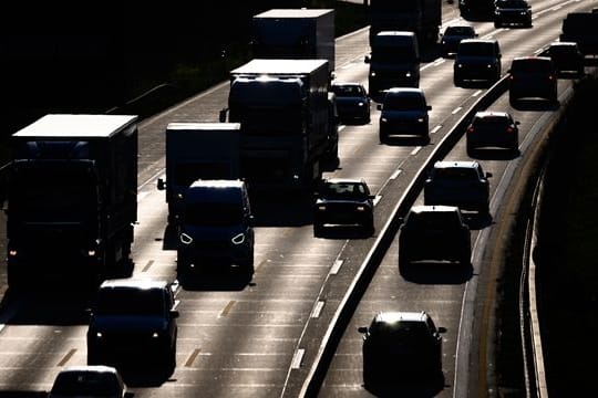 Auf zwei Autobahnen in Baden-Württemberg müssen Autofahrer am Wochenende wegen Sperrungen deutlich mehr Geduld mitbringen.