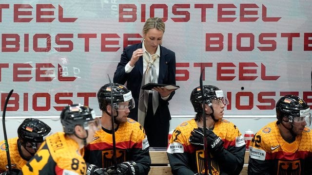Die deutsche Assistenztrainerin Jessica Campbell ist als Frau im DEB-Trainerstab bei der Männer-WM eine Ausnahme. Die deutsche Assistenztrainerin Jessica Campbell ist als Frau im DEB-Trainerstab bei der Männer-WM eine Ausnahme.