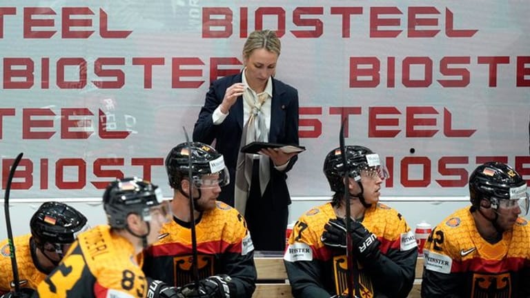 Die deutsche Assistenztrainerin Jessica Campbell ist als Frau im DEB-Trainerstab bei der Männer-WM eine Ausnahme.