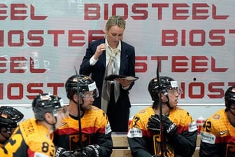 Die deutsche Assistenztrainerin Jessica Campbell ist als Frau im DEB-Trainerstab bei der Männer-WM eine Ausnahme.