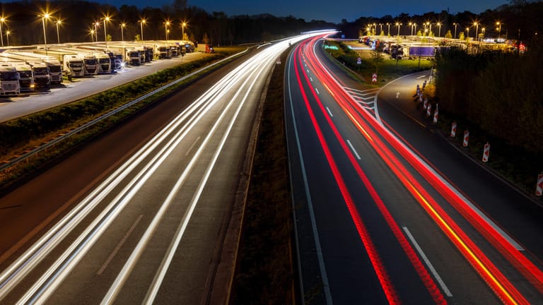 Lichter auf der A40 (Symbolbild): Luxemburg fordert ein EU-weites Tempolimit.