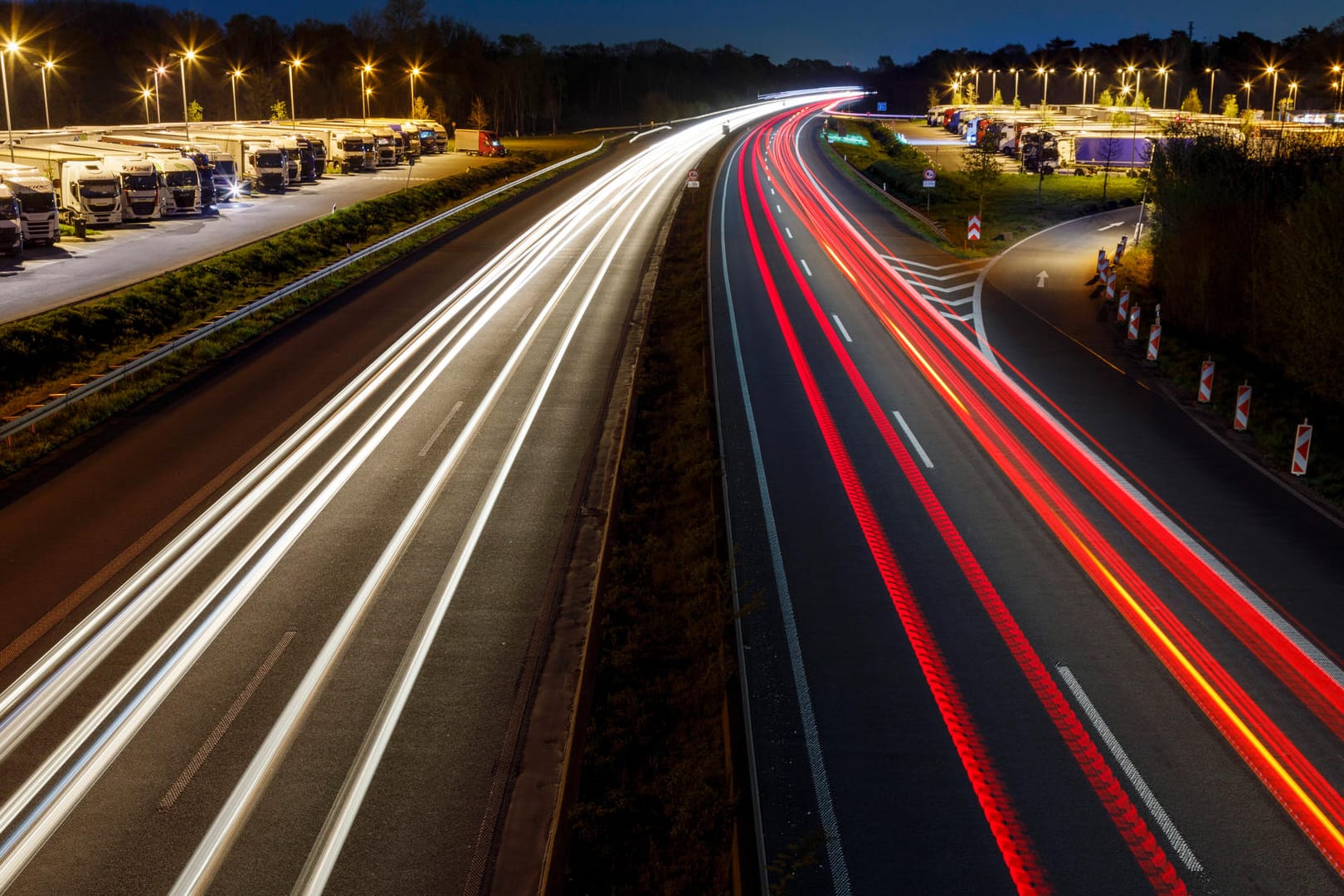 Lichter auf der A40 (Symbolbild): Luxemburg fordert ein EU-weites Tempolimit.