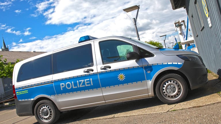 Einsatzfahrzeug der Polizei Konstanz (Archiv): Beim Einparken wurde der Mann zwischen Auto und Garagenwand eingeklemmt.