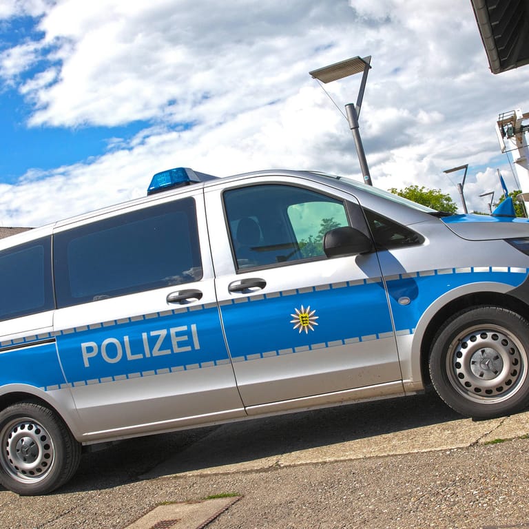 Einsatzfahrzeug der Polizei Konstanz (Archiv): Beim Einparken wurde der Mann zwischen Auto und Garagenwand eingeklemmt.