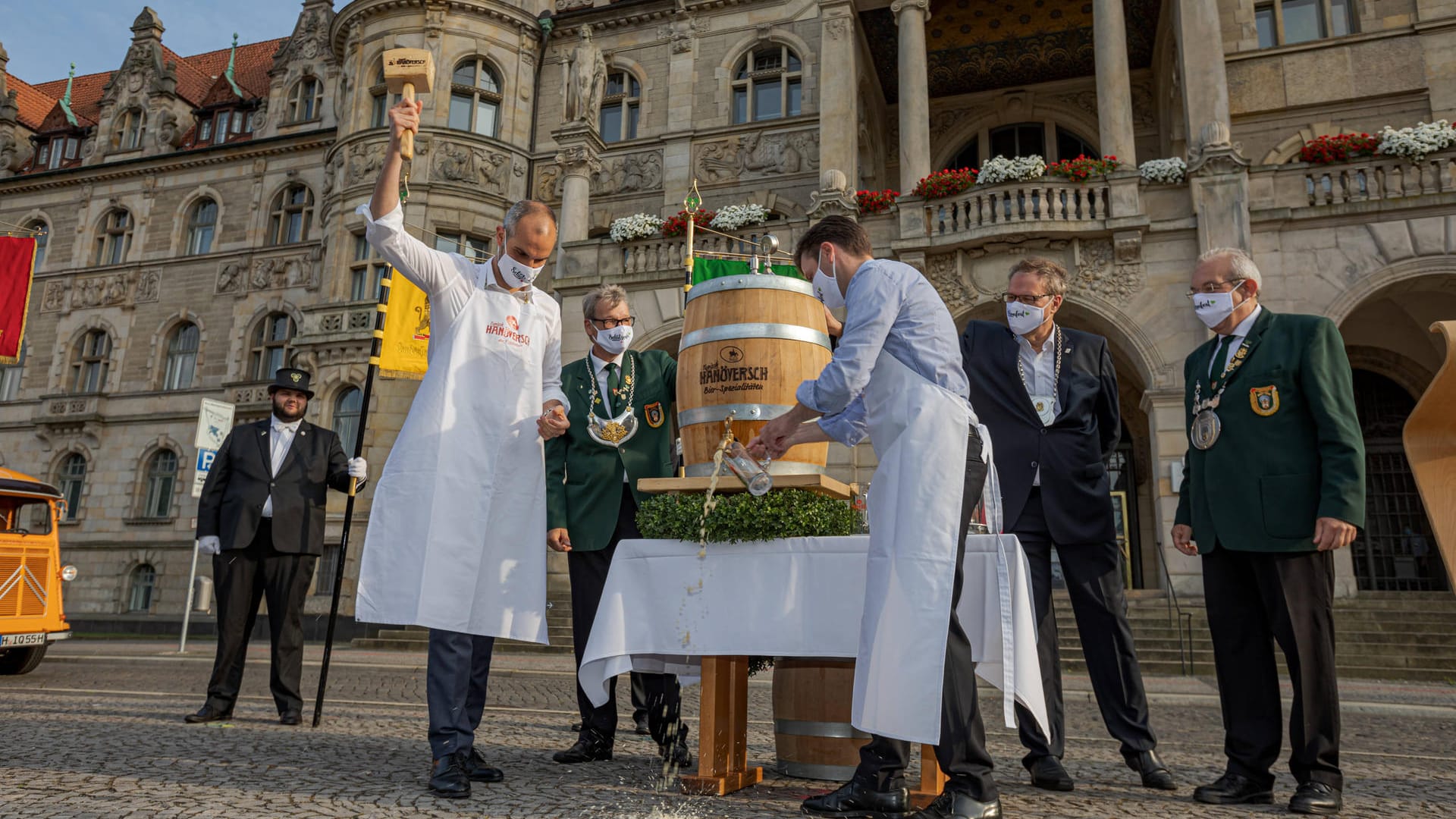 Symbolischer Fassbieranstich (Symbolbild): Erstmals übernimmt eine Frau das Bruchmeisteramt auf dem Schützenfest Hannover. Symbolischer Fassbieranstich (Symbolbild): Erstmals übernimmt eine Frau das Bruchmeisteramt auf dem Schützenfest Hannover.