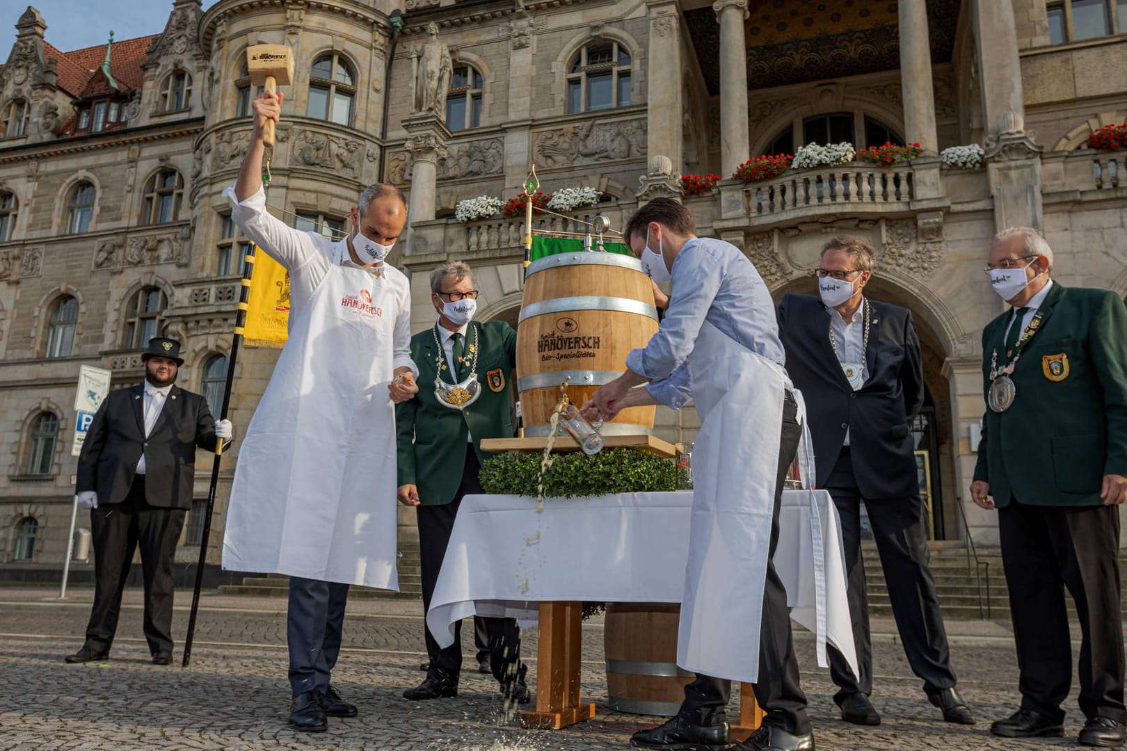Symbolischer Fassbieranstich (Symbolbild): Erstmals übernimmt eine Frau das Bruchmeisteramt auf dem Schützenfest Hannover.