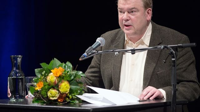 Der Autor Max Goldt bei der Verleihung des Satire-Preises "Göttinger Elch 2016". Der Autor Max Goldt bei der Verleihung des Satire-Preises "Göttinger Elch 2016".