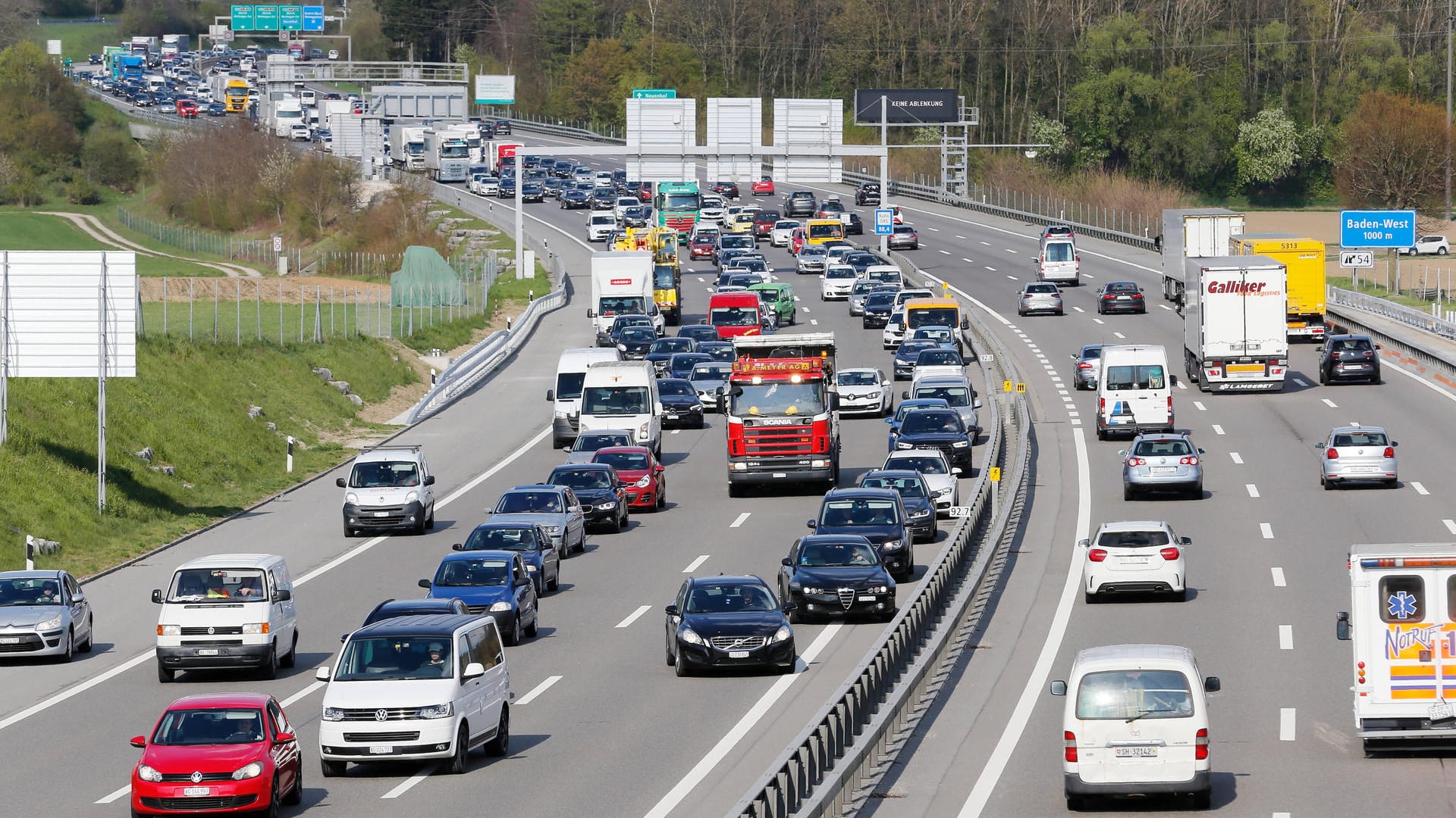 Stau auf einer Autobahn (Symbolbild): Nach einem Unfall bei Hagen ermittelt die Polizei gegen 34 Gaffer. Stau auf einer Autobahn (Symbolbild): Nach einem Unfall bei Hagen ermittelt die Polizei gegen 34 Gaffer.
