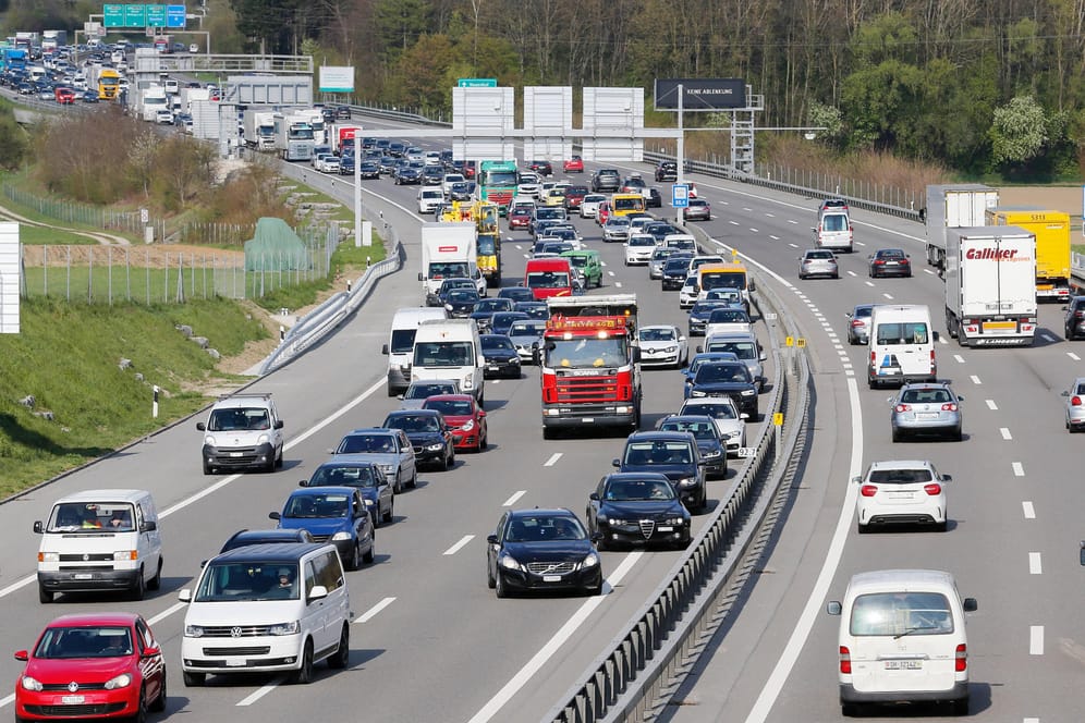 Stau auf einer Autobahn (Symbolbild): Nach einem Unfall bei Hagen ermittelt die Polizei gegen 34 Gaffer.