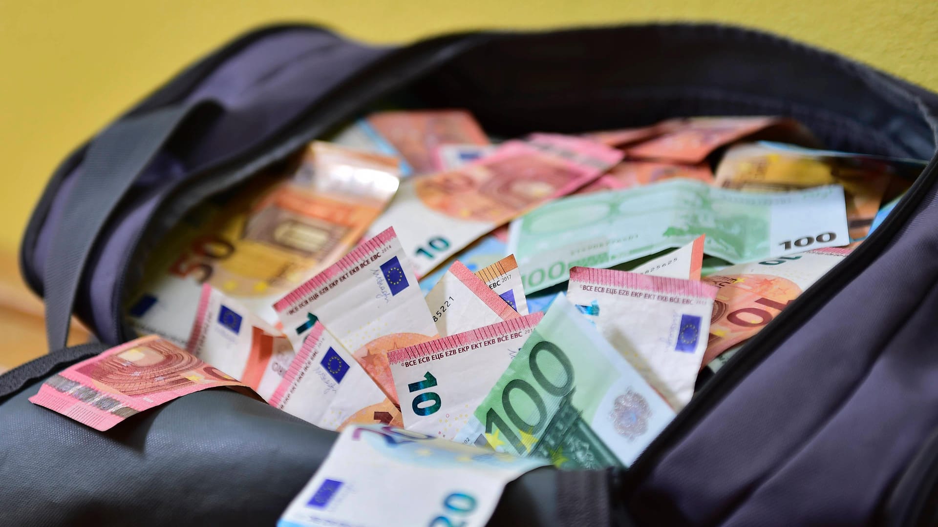 Eine Tasche voller Geld (Symbolbild): Die Eltern der Kinder wunderten sich über die teuren Anschaffungen. Eine Tasche voller Geld (Symbolbild): Die Eltern der Kinder wunderten sich über die teuren Anschaffungen.