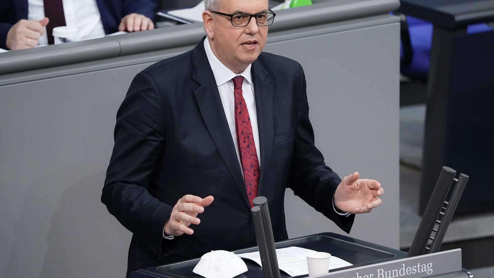 Bremens Bürgermeister Andreas Bovenschulte (Archivbild): "Bremen muss selbst jeden Euro zweimal umdrehen." Bremens Bürgermeister Andreas Bovenschulte (Archivbild): "Bremen muss selbst jeden Euro zweimal umdrehen."