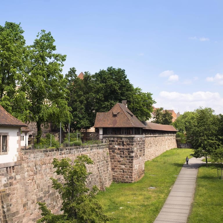 Stadtmauer in Nürnberg (Symbolbild): Der Stadtgraben lädt nicht gerade zum Verweilen ein.