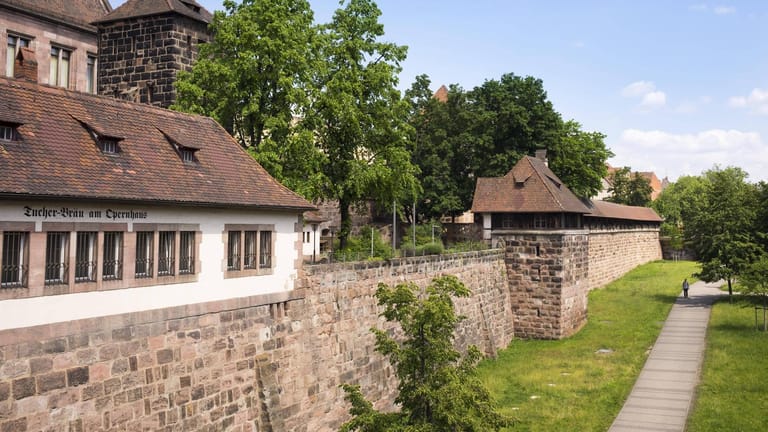 Stadtmauer in Nürnberg (Symbolbild): Der Stadtgraben lädt im Moment nicht gerade zum Verweilen ein.