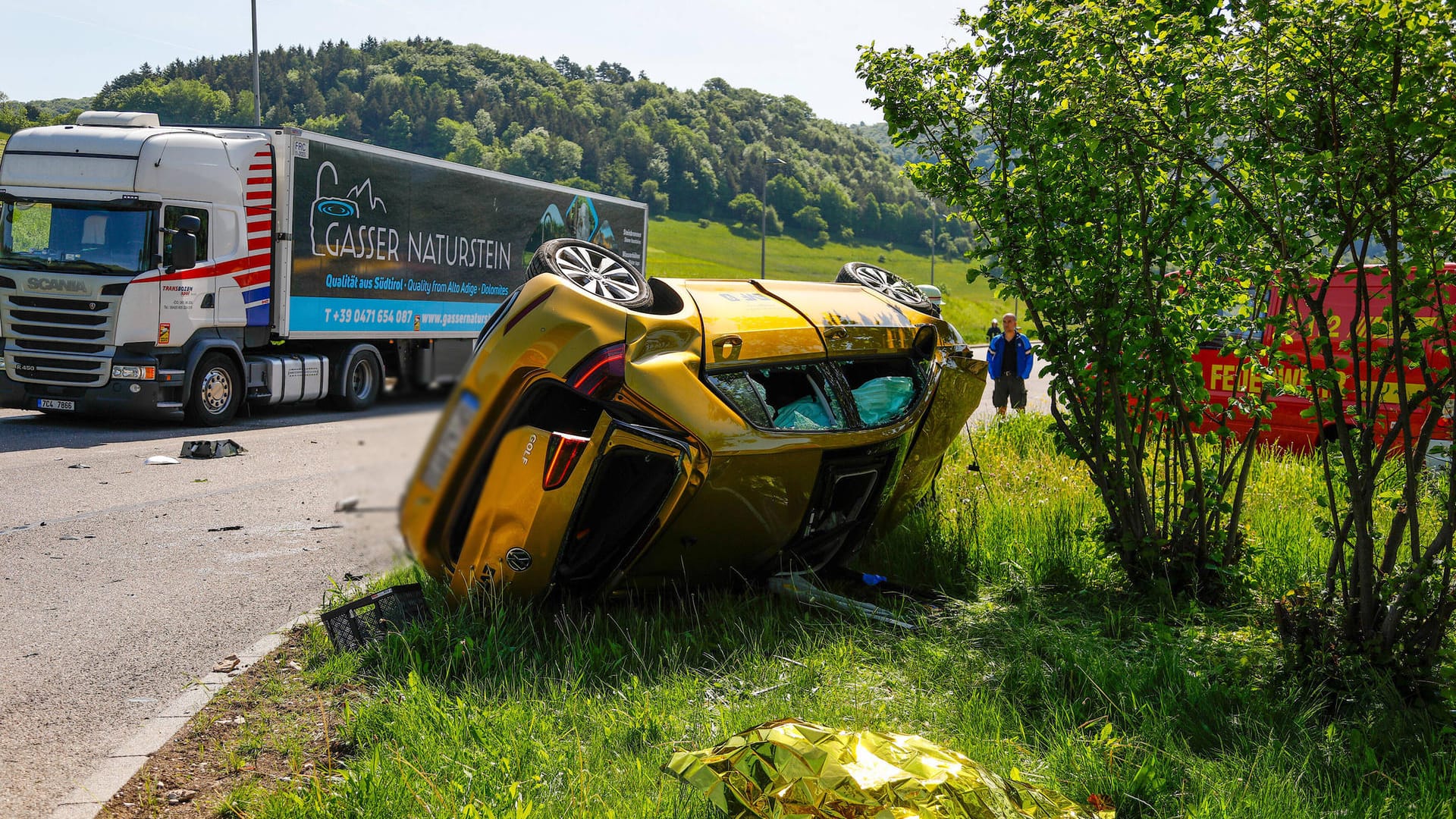 Der Unfallwagen auf der A8: In diesem Fahrzeug floh der Tatverdächtige vor der Polizei.