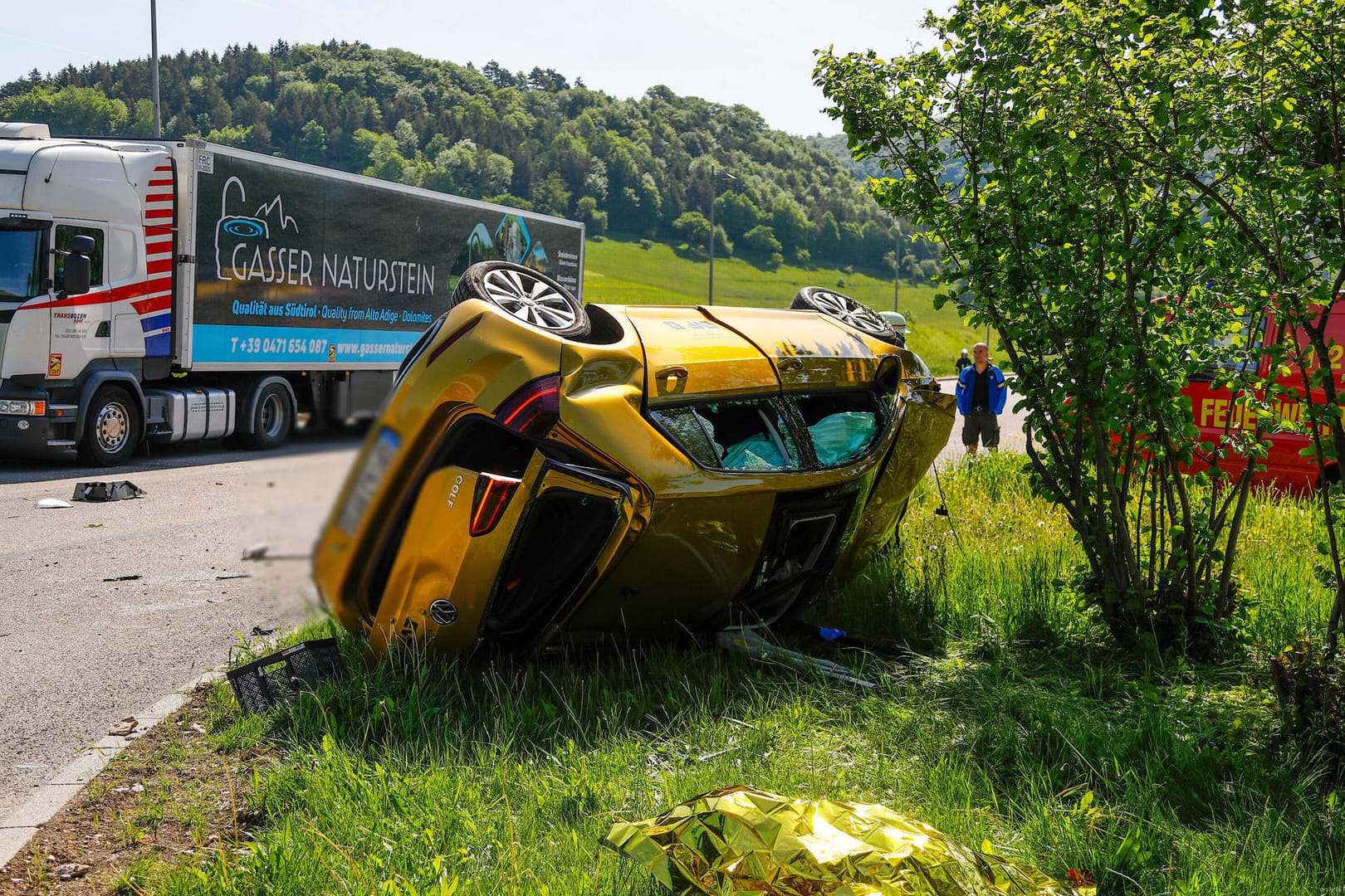 Der Unfallwagen auf der A8: In diesem Fahrzeug floh der Tatverdächtige vor der Polizei.