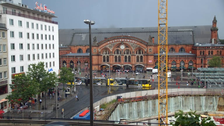 Der Bremer Hauptbahnhof bei Regenwetter (Symbolbild): Die Unwetterschäden haben sich 2021 in Niedersachsen im Vergleich zum Vorjahr mehr als verdoppelt.