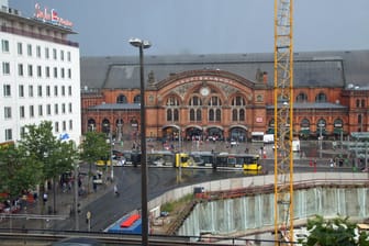 Der Bremer Hauptbahnhof bei Regenwetter (Symbolbild): Die Unwetterschäden haben sich 2021 in Niedersachsen im Vergleich zum Vorjahr mehr als verdoppelt.