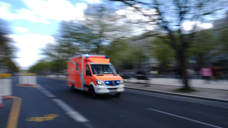 Einsatz in Köln-Rondorf (Symbolfoto): Ein Junge musste nach einem Unfall ins Krankenhaus gebracht werden.