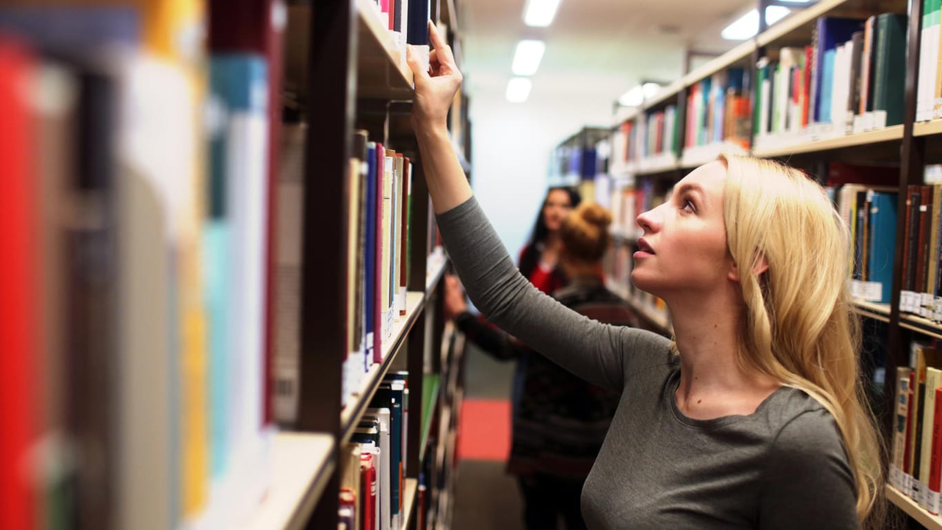 Eine Studentin in der Bibliothek der Uni Oldenburg (Symbolbild): In bundesweiten Notlagen sollen künftig mehr Studierende Bafög bekommen.