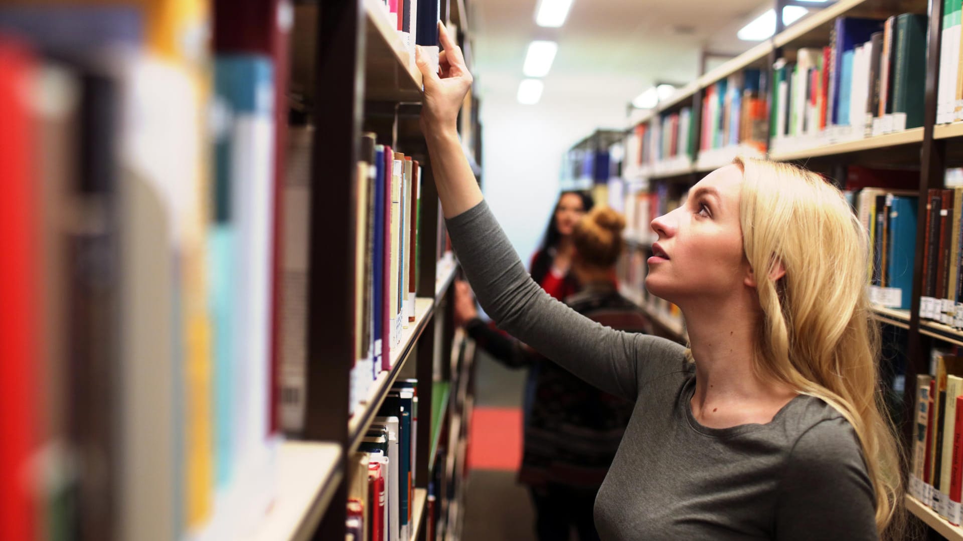 Eine Studentin in der Bibliothek der Uni Oldenburg (Symbolbild): In bundesweiten Notlagen sollen künftig mehr Studierende Bafög bekommen.