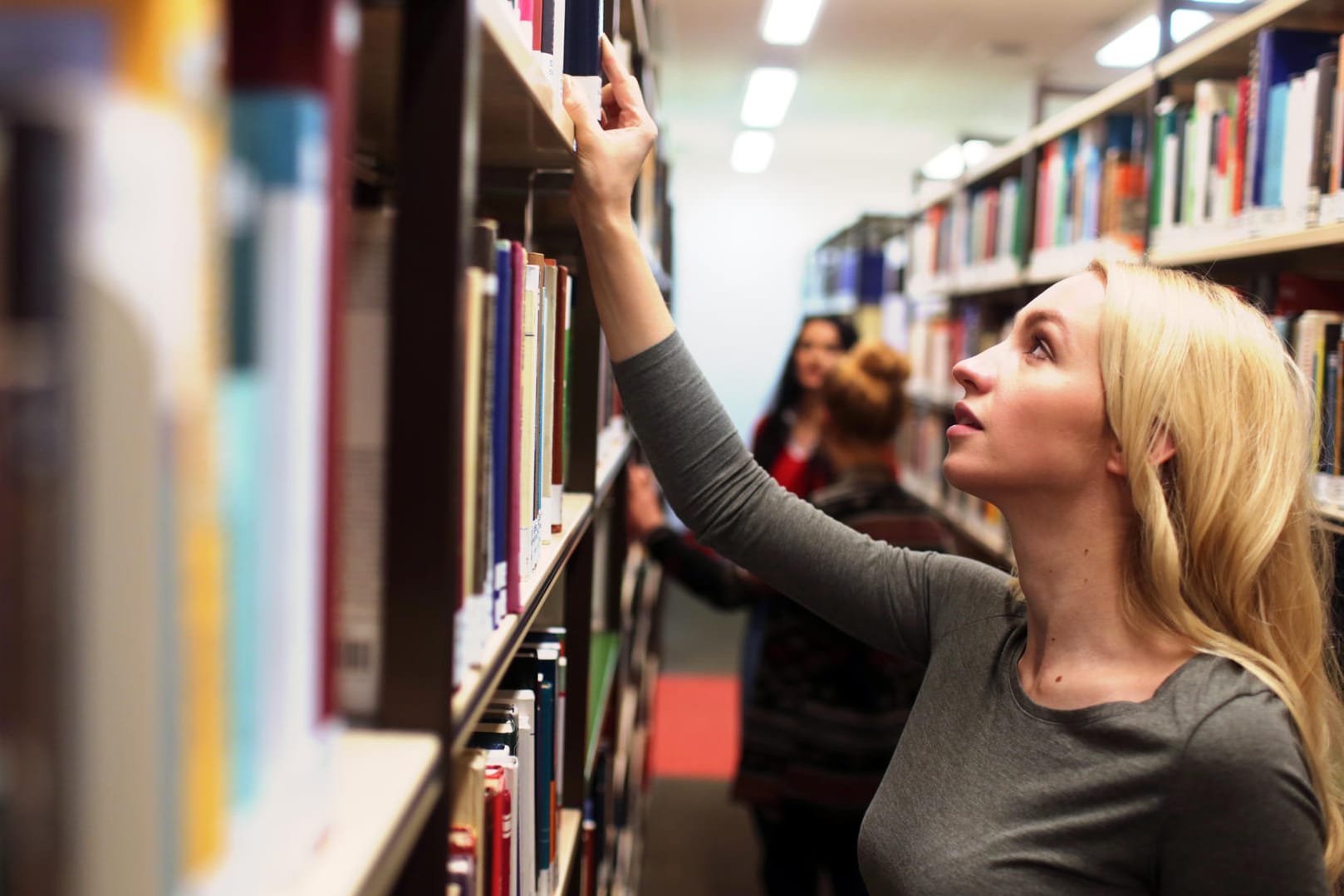 Eine Studentin in der Bibliothek der Uni Oldenburg (Symbolbild): In bundesweiten Notlagen sollen künftig mehr Studierende Bafög bekommen.