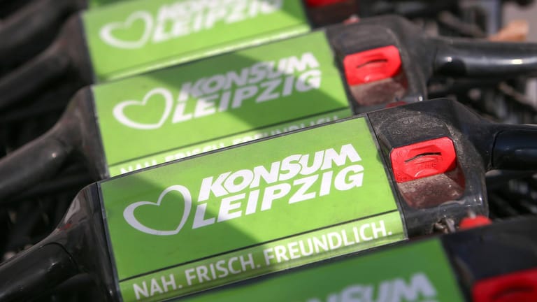 "Konsum Leipzig"-Einkaufswagen (Archivbild): Die Einzelhandelskette hat nach dem Rekord-Jahr 2020 auch 2021 den Umsatz gesteigert.