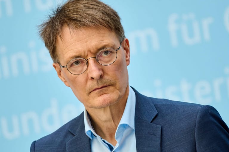 Bundesgesundheitsminister Karl Lauterbach (SPD): Der Politiker will für den Herbst reichlich Impfstoff beschaffen.