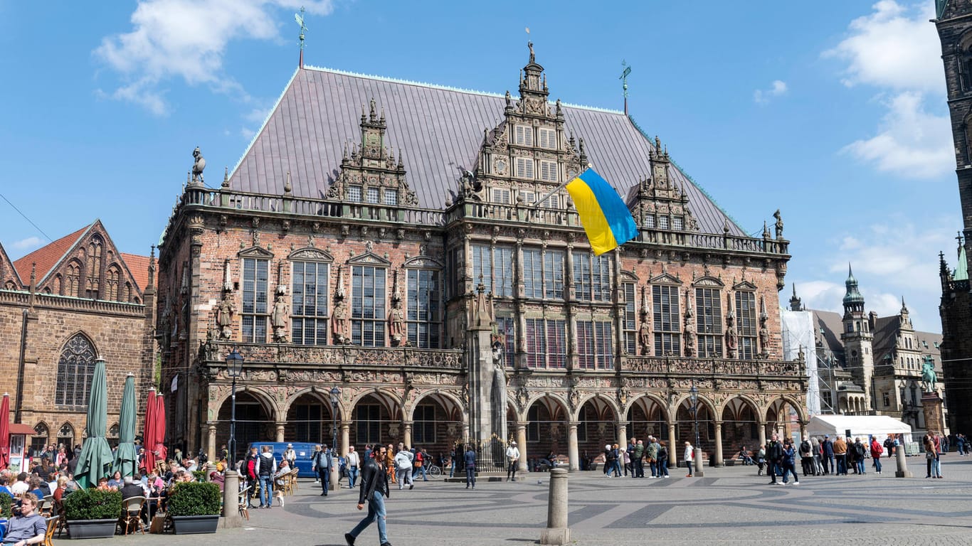 Das Bremer Rathaus hat eine Ukraine-Flagge gehisst: Die Helfenden würden sich mehr Unterstützung von offizieller Seite wünschen.