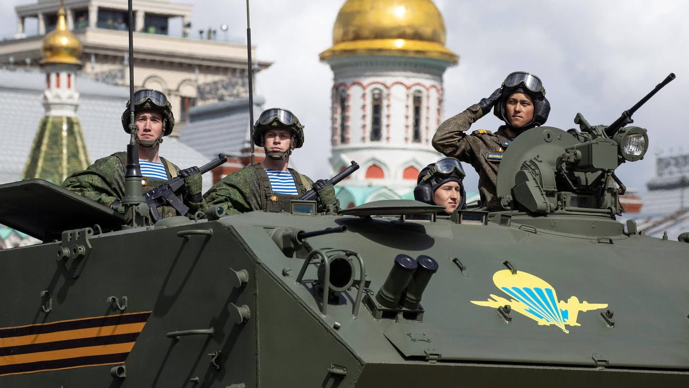 Soldaten bei einer Parade auf dem Roten Platz in Moskau: Russland hat angeblich eine neuartige Laserwaffe entwickelt.