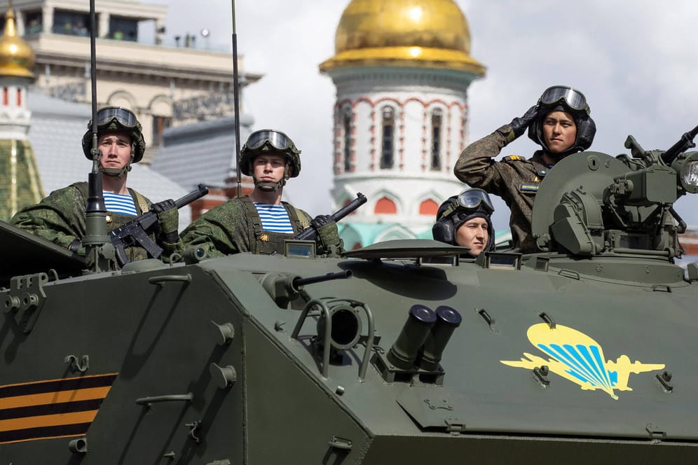 Soldaten bei einer Parade auf dem Roten Platz in Moskau: Russland hat angeblich eine neuartige Laserwaffe entwickelt.