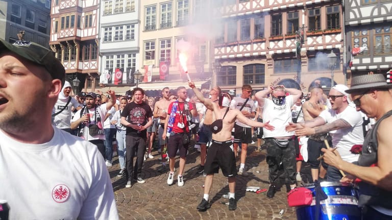 Fans von Eintracht Frankfurt: Die Anhänger heizten den Römer schon ordentlich ein.