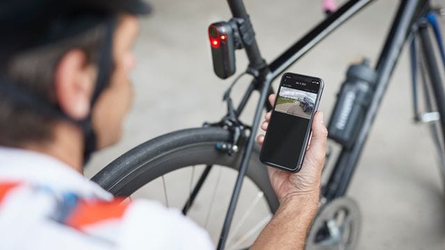 Das war knapp: Die Garmin Varia RCT716 zeichnet auf, wenn Fahrzeuge gefährlich nahe gekommen sind und dokumentiert wie eine Dashcam im Auto Unfälle.