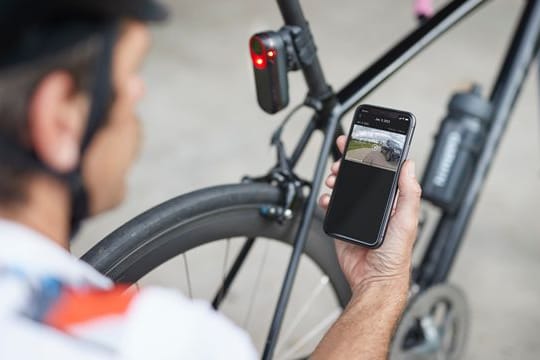 Das war knapp: Die Garmin Varia RCT716 zeichnet auf, wenn Fahrzeuge gefährlich nahe gekommen sind und dokumentiert wie eine Dashcam im Auto Unfälle.