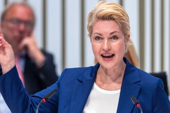 Manuela Schwesig: Neben ihr soll unter anderem auch Altkanzler Gerhard Schröder vorgeladen werden.
