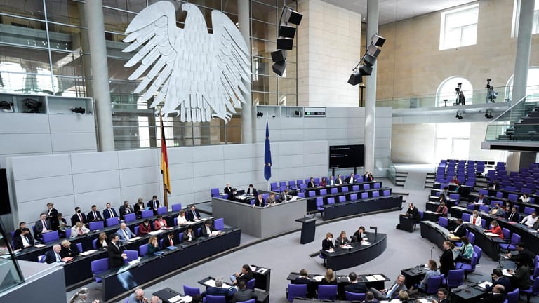 Plenarsaal des Bundestags (Symbolbild): Die Politiker wollen Ausgleichs- und Überhangmandate abschaffen.
