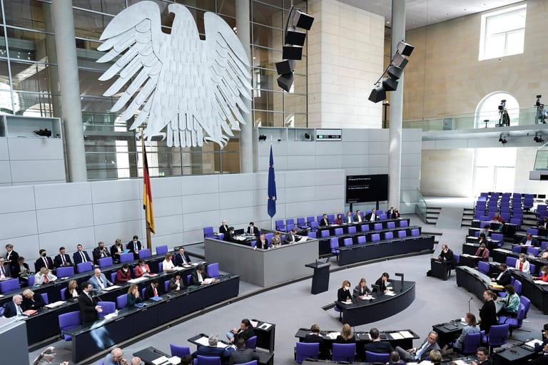 Plenarsaal des Bundestags (Symbolbild): Die Politiker wollen Ausgleichs- und Überhangmandate abschaffen.