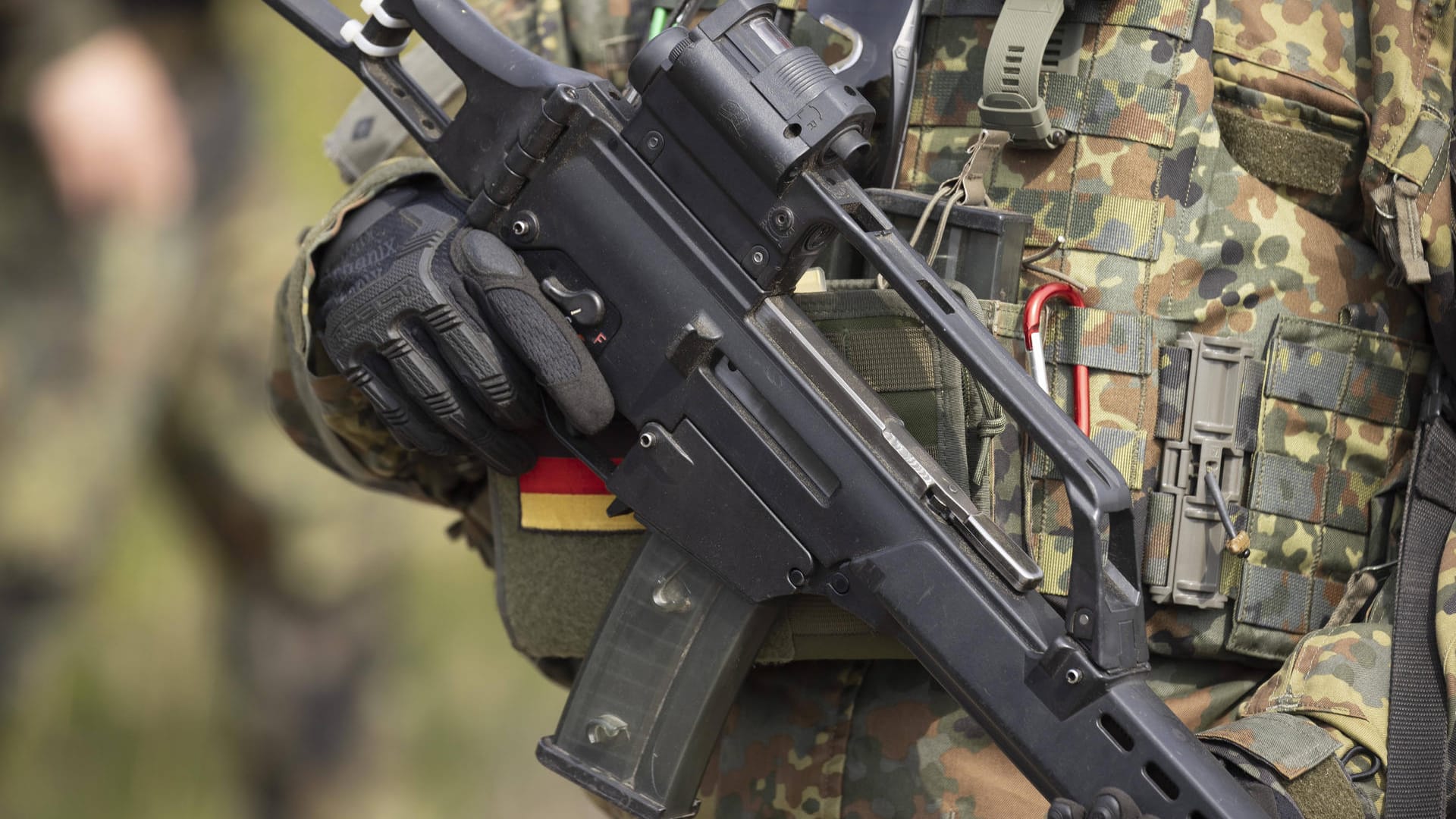 Bundeswehrsoldat mit einem G 36 Gewehr (Symbolbild): Die Bundeswehr soll künftig schneller an Ausrüstung kommen.