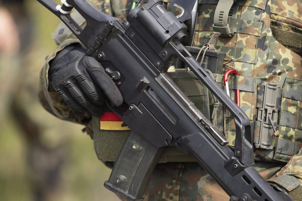 Bundeswehrsoldat mit einem G 36 Gewehr (Symbolbild): Die Bundeswehr soll künftig schneller an Ausrüstung kommen.