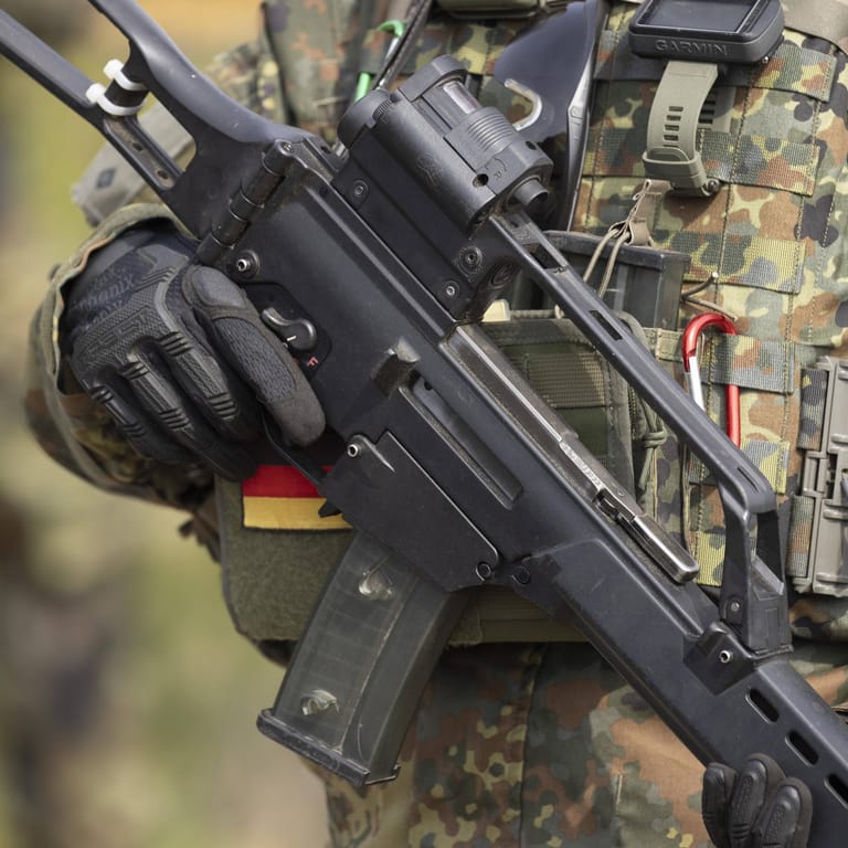 Bundeswehrsoldat mit einem G 36 Gewehr (Symbolbild): Die Bundeswehr soll künftig schneller an Ausrüstung kommen.