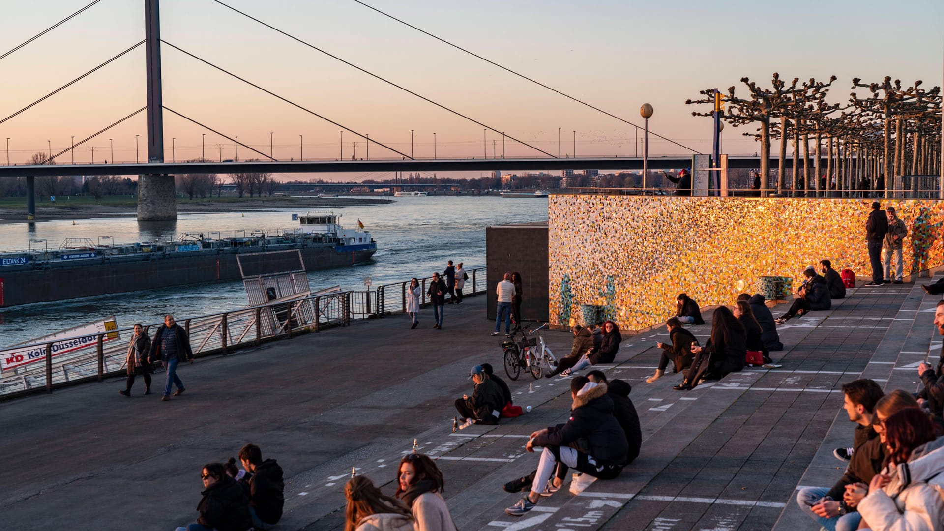 Menschen an der Rheinpromenade an der Düsseldorfer Altstadt (Archivbild): Junge Menschen passen offenbar an einigen Orten nicht ins Stadtbild.