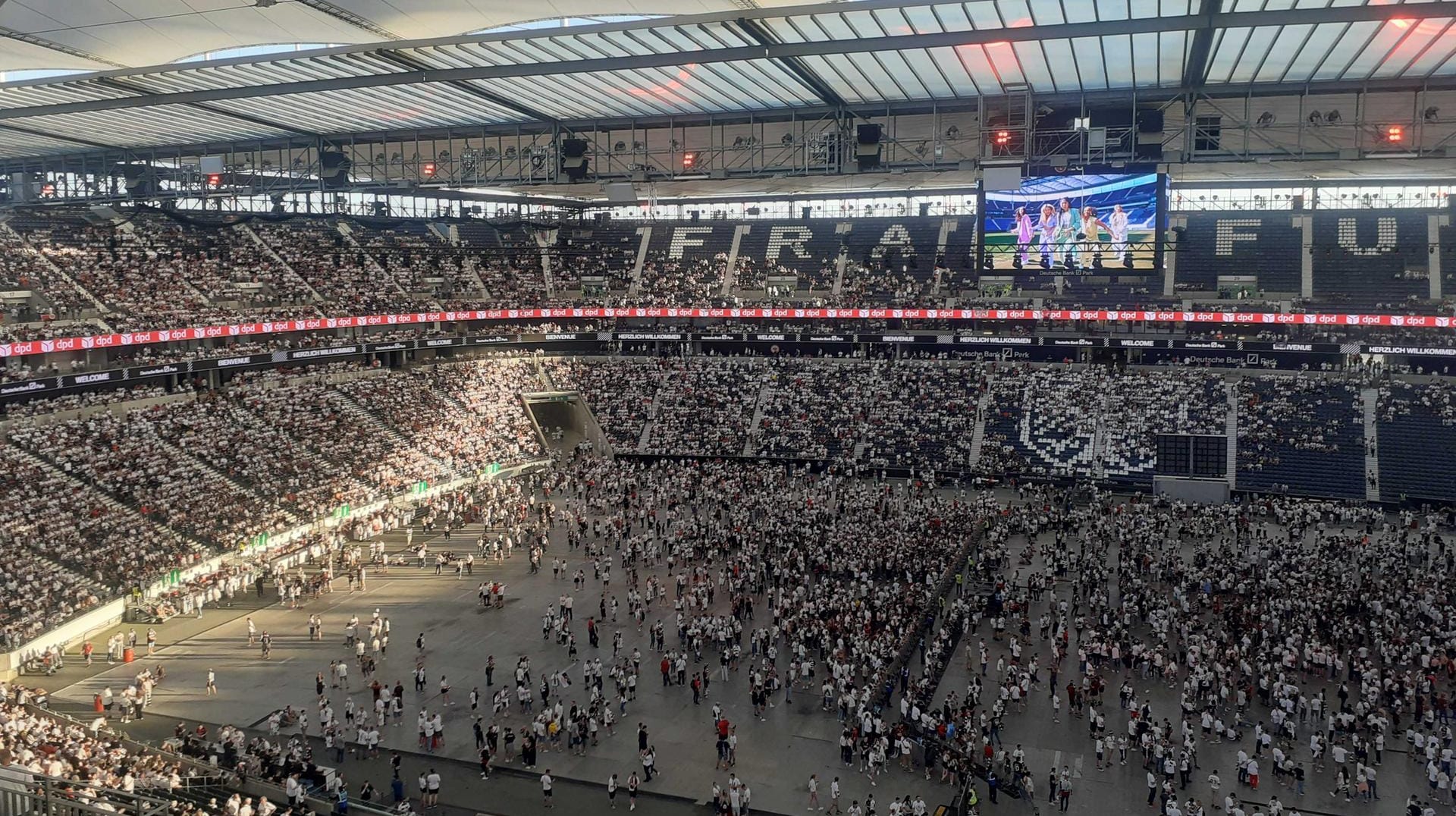 Das Frankfurter Stadion füllt sich: Die Fans wollen hier ihre Mannschaft die Europa League gewinnen sehen.