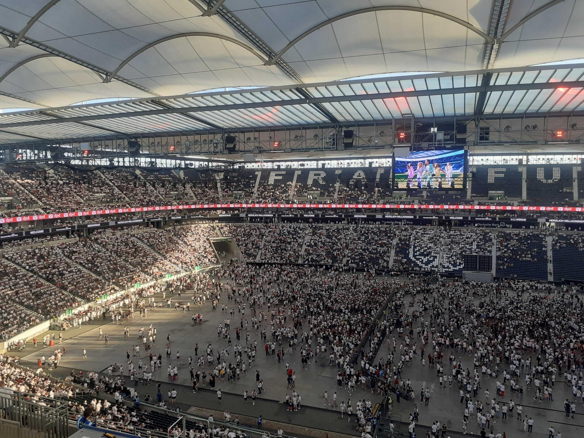 In Frankfurt sammelten sich derweil die Anhänger der SGE im eigenen Stadion zum Public Viewing.