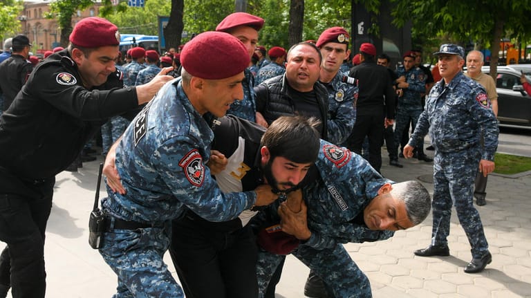 Polizeibeamte nehmen einen Demonstranten fest: Die Proteste in Armenien dauern seit Tagen an.
