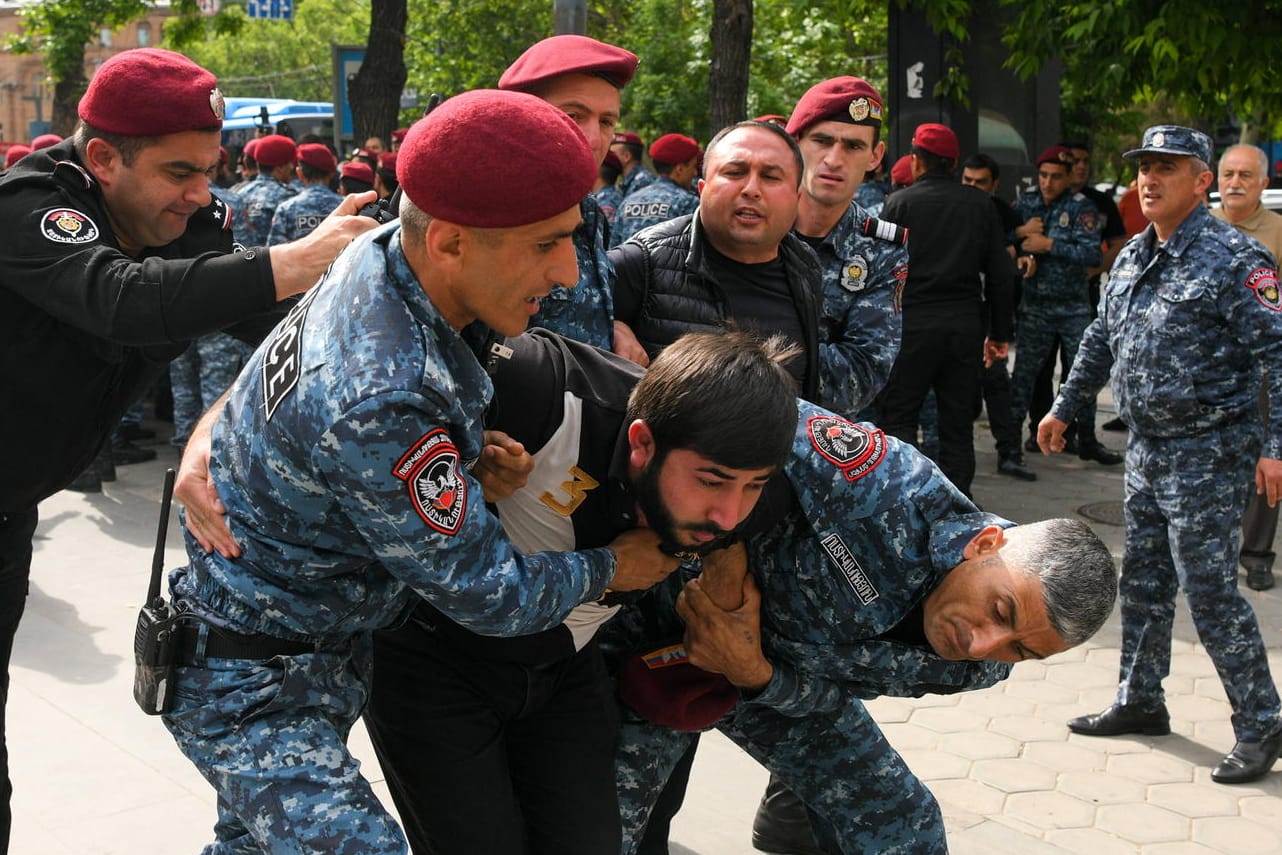 Polizeibeamte nehmen einen Demonstranten fest: Die Proteste in Armenien dauern seit Tagen an.